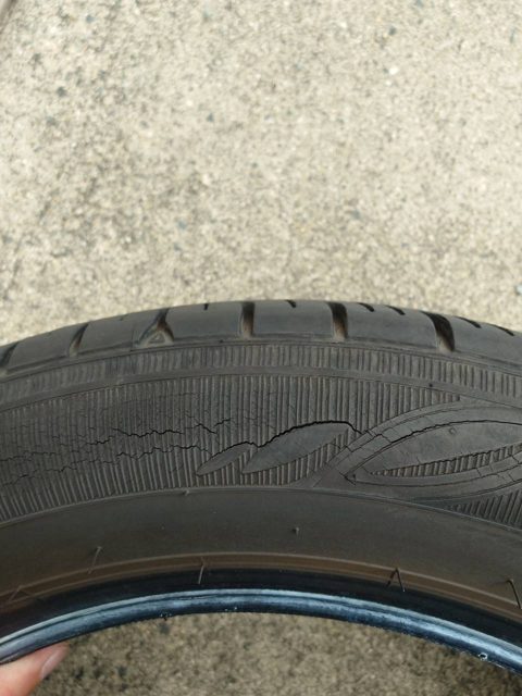 古いタイヤの側面に入ったひび割れ