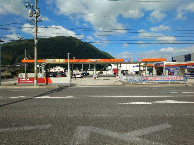 道路の正面から見たDr.Driveセルフ可部南SSの店舗外観